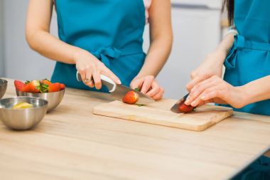 Portre erkek dekorasyon kek eller. Çilek Dilimleme