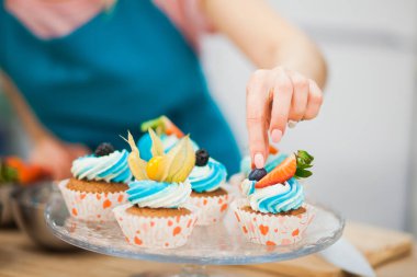 Portre erkek dekorasyon fincan kek eller.