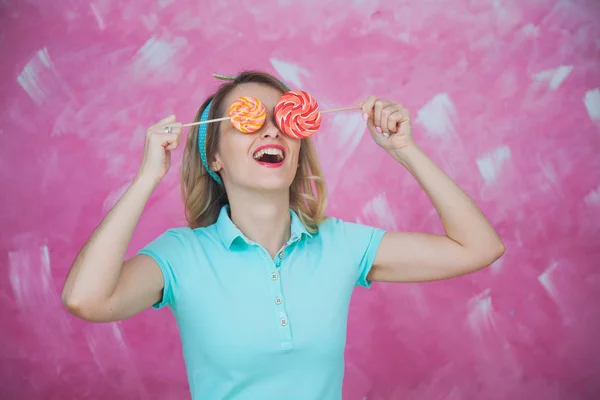 Virtual reality with lollipops. Pretty girl with candies like su — Stock Photo, Image