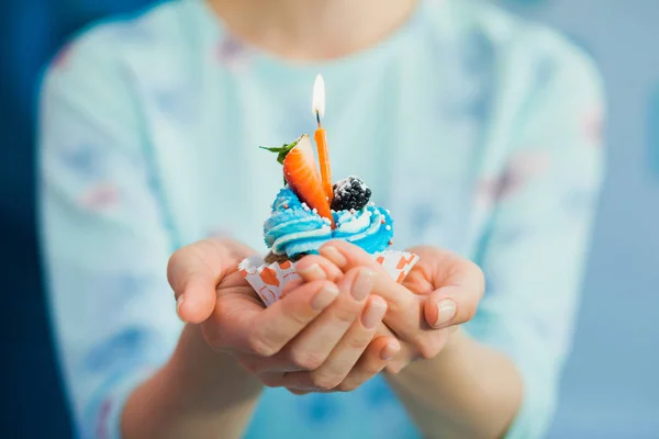 Eller ile doğum günü kek meyve ile dekore edilmiştir. Yapma — Stok fotoğraf