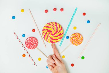 Çikolatalı şeker lolipop el beyaz arka plan Lay düz en az 