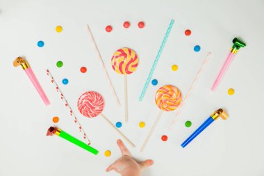 Çikolatalı şeker lolipop el beyaz arka plan Lay düz en az 