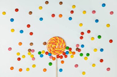 Çikolatalı şeker lolipop beyaz arka plan yatıyordu düz desen