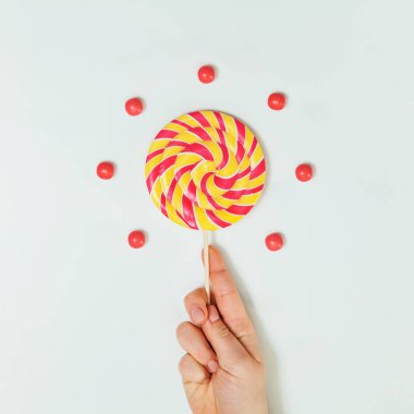 Candy lolipop el beyaz arka plan yatıyordu düz desen en az Sq