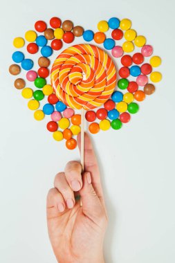 Çikolatalı şeker lolipop el beyaz arka plan Lay düz en az 