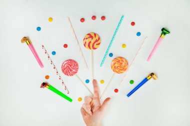 Çikolatalı şeker lolipop el beyaz arka plan Lay düz en az 