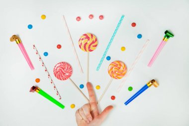 Çikolatalı şeker lolipop el beyaz arka plan Lay düz en az 