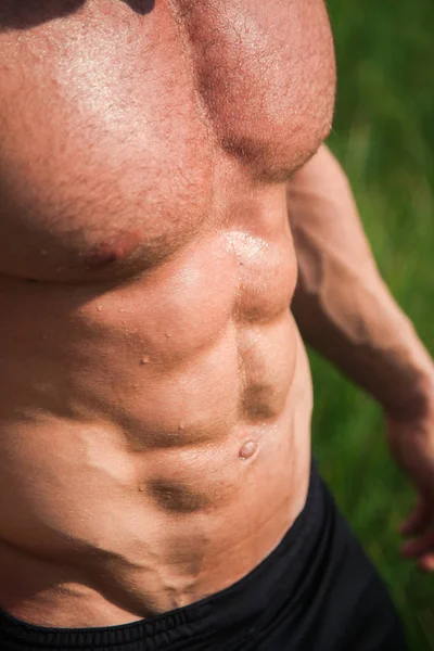 Ung passar topless bodybuilder utomhus med sex-pack abs — Stockfoto