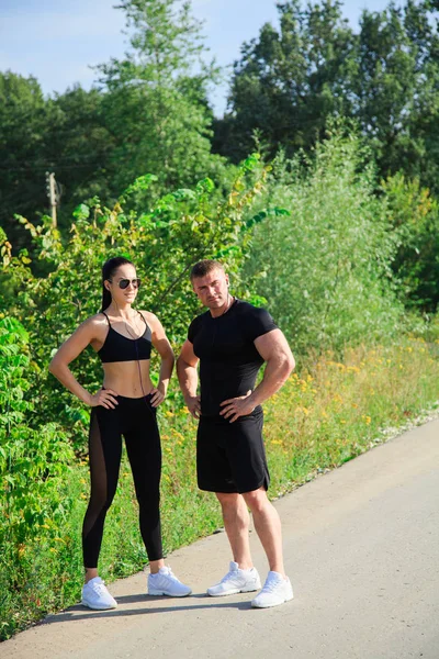 Pareja de fuerte ajuste hombre y mujer entrenamiento al aire libre — Foto de Stock