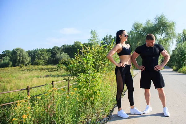 Pareja de fuerte ajuste hombre y mujer entrenamiento al aire libre — Foto de Stock