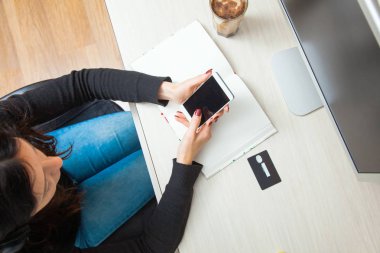 Akıllı telefon tutarak ve plastik kredi kartı ile Womanhand