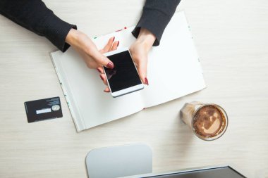 Akıllı telefon tutarak ve plastik kredi kartı ile Womanhand