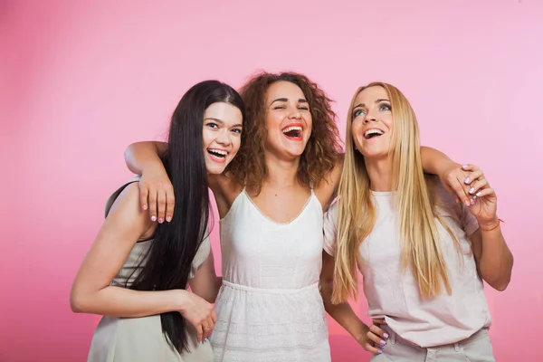 Tres amigas felices chicas en el estudio . — Foto de Stock
