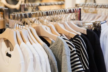 Shoping alışveriş merkezinde askı elbise