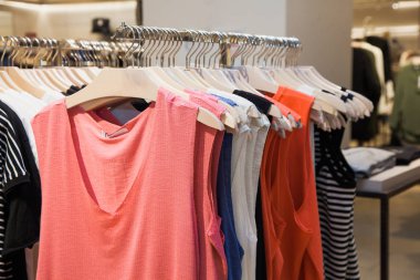 Shoping alışveriş merkezinde askı elbise