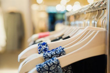 Shoping alışveriş merkezinde askı elbise