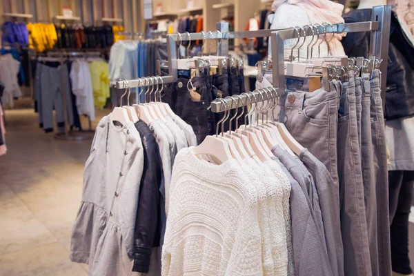 Ubrania na wieszak zakupy w centrum handlowym — Zdjęcie stockowe