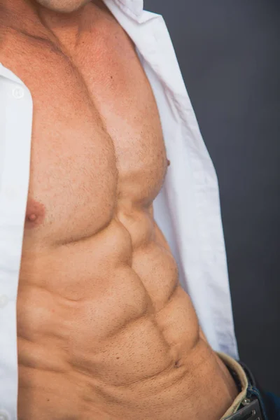 Männlicher muskulöser Oberkörper mit Sixpack Bauchmuskeln — Stockfoto