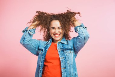 Denim giysileri kıvırcık saçlı güzel genç kadın