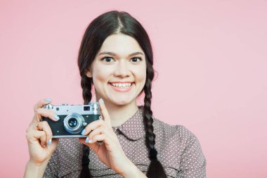 Retro tarzı güzel genç bayan elbise vintage fotoğraf makinesi ile