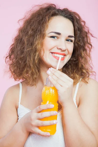 Mulher bonita beber suco de verão laranja frio fresco — Fotografia de Stock