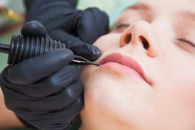 Dudaklarından kalıcı makyaj uygulamak güzellik uzmanı