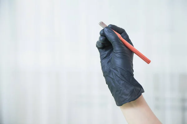 Female cosmetologist with tattoo pen machine — Stock Photo, Image