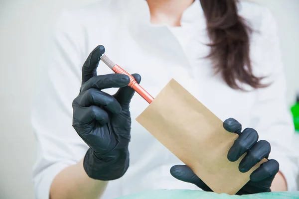 Güzellik uzmanı zanaat paket sterilizasyon için dövme kalem koymak