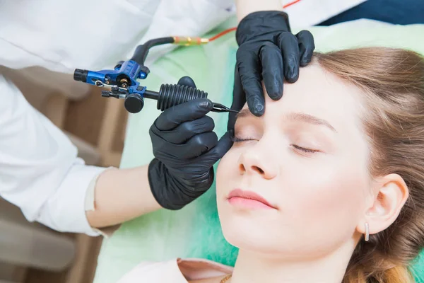 Cosmetologist aplicando a composição permanente nas testas — Fotografia de Stock