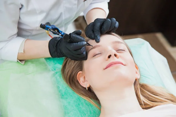 Cosmetologist aplicando a composição permanente nas testas — Fotografia de Stock