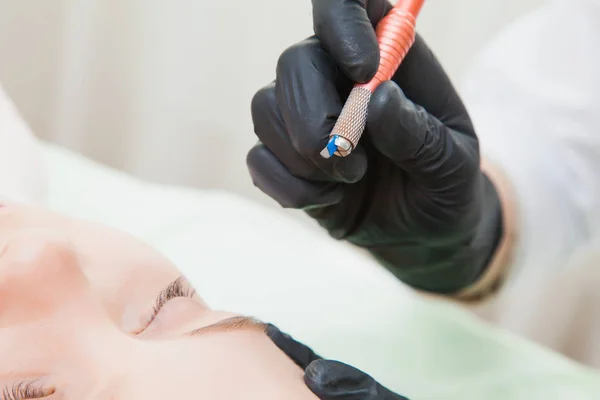 Female cosmetologist with manual tattoo pen machine — Stock Photo, Image