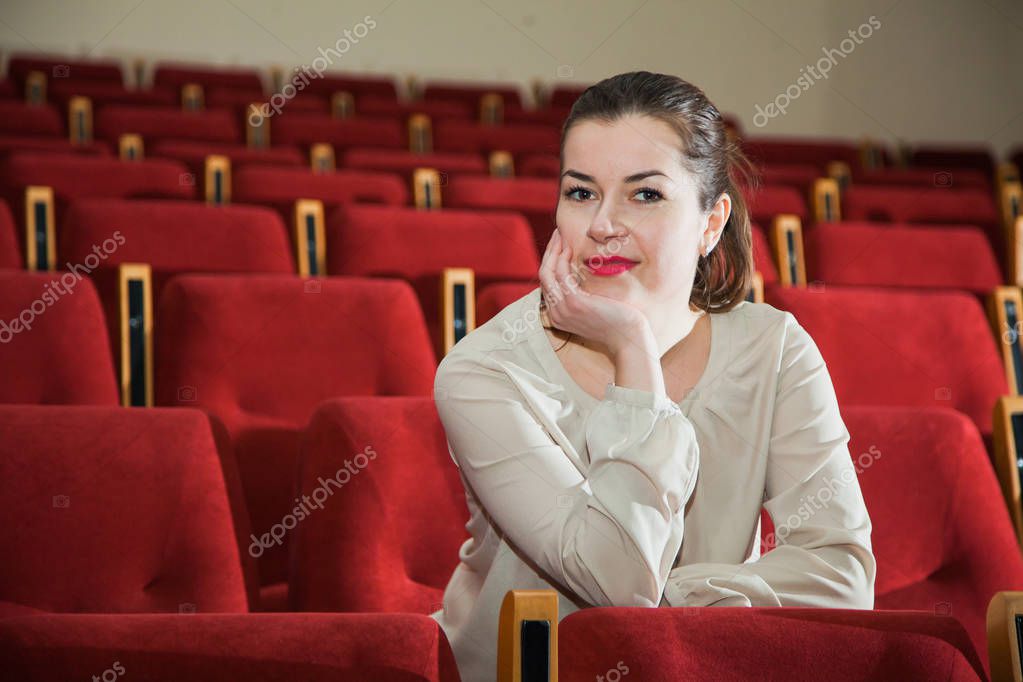 красивые девушки в большом театре. работа в театре для женщин. женщина в театре. женщины в театре срительницы. работа в театре для женщин.