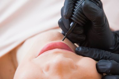 Kızın yüzünde kalıcı makyaj uygulamak Şevval Özçelik Güzellik Güzellik Uzmanı.