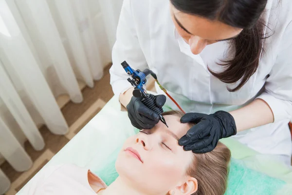 Cosmetólogo esteticista aplicando maquillaje permanente —  Fotos de Stock