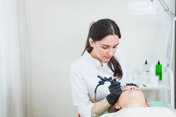 Beautician cosmetologist applying permanent makeup — Stock Photo, Image