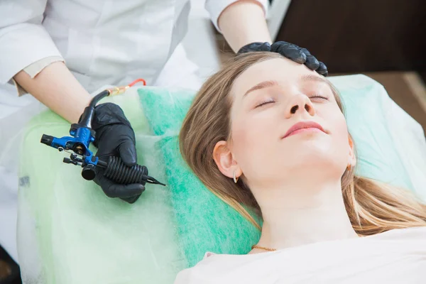 Esteticista cosmetologista aplicando maquiagem permanente — Fotografia de Stock