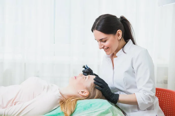 Esteticista cosmetologista aplicando maquiagem permanente — Fotografia de Stock