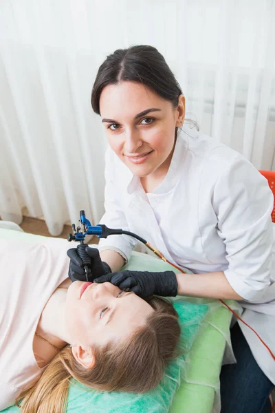 Esteticista cosmetologista aplicando maquiagem permanente — Fotografia de Stock