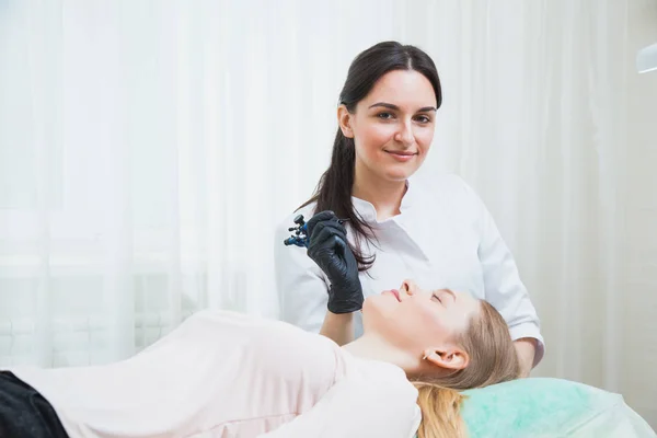Esteticista cosmetologista aplicando maquiagem permanente — Fotografia de Stock