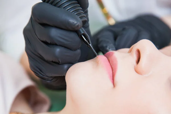 Beautician cosmetologist applying permanent makeup — Stock Photo, Image