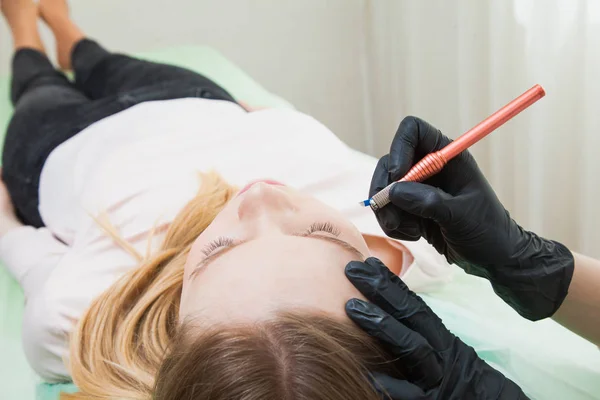 Kosmetolog kosmetolog tillämpa permanent makeup — Stockfoto