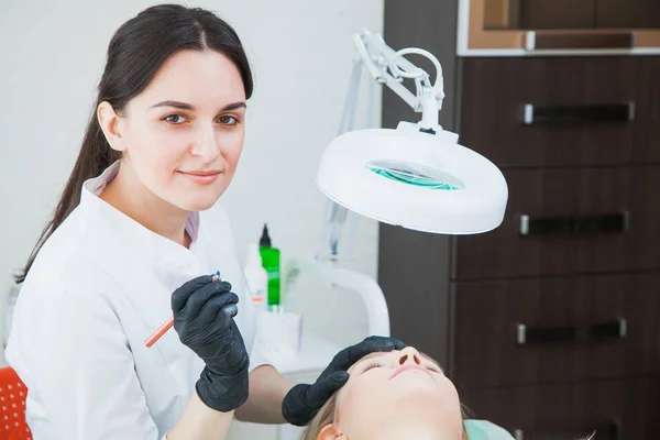 Esteticista cosmetologista aplicando maquiagem permanente — Fotografia de Stock