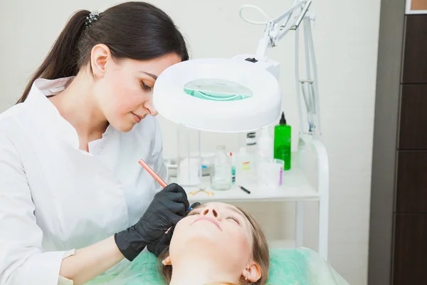 Esteticista cosmetologista aplicando maquiagem permanente — Fotografia de Stock