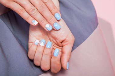 Tırnak manikür closeup ile güzel kadın bilek