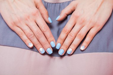 Tırnak manikür closeup ile güzel kadın bilek