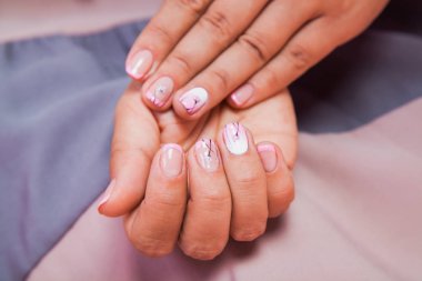 Tırnak manikür closeup ile güzel kadın bilek