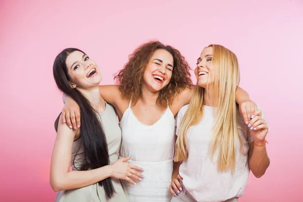 Tres mujeres jóvenes riendo y divirtiéndose — Foto de Stock