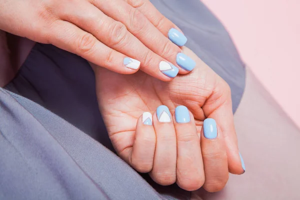Красиві жіночі зап'ястя з манікюром для нігтів крупним планом — стокове фото