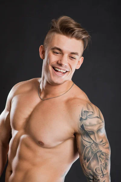 Bello ragazzo con sportivo fit corpo sorriso — Foto Stock