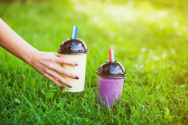 Muz frambuazlı çilek sağlıklı smothies yeşil çimen